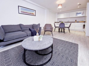 Cosy 2 bed 2 bath Apartment with balcony in Salford